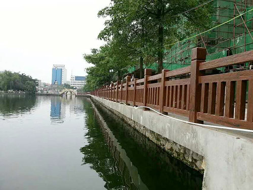 贵州河源鄂湖公园仿木护栏